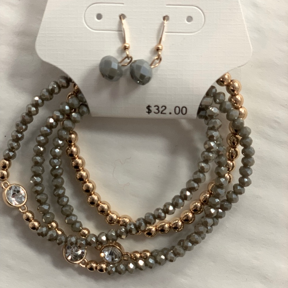 5 classy Gold/Grey stretch bracelets with matching earrings.